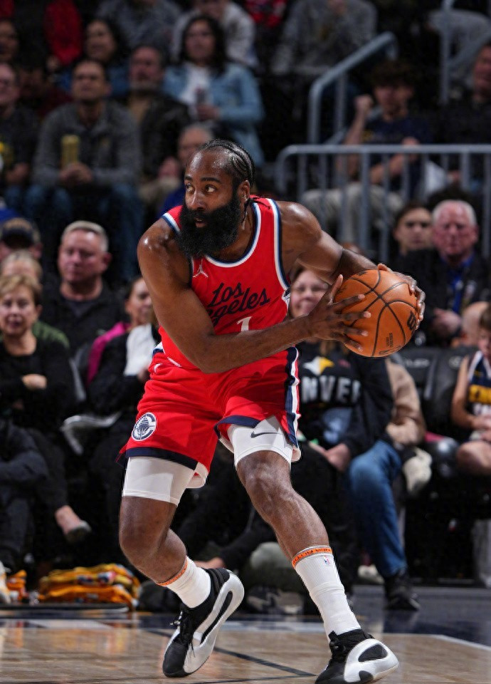 洛杉矶快船迎社区盾关键赛，加时末段扳平良机，媒体盛赞，资深球员宣示担当(历届社区盾杯比分)