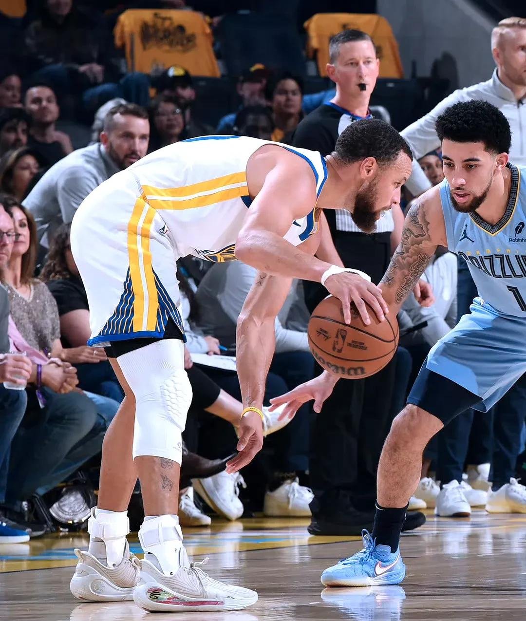 包含NBA季后赛今晚走向成谜；金州勇士豪取连胜；更衣室稳定；赛程密集仍需轮换的词条